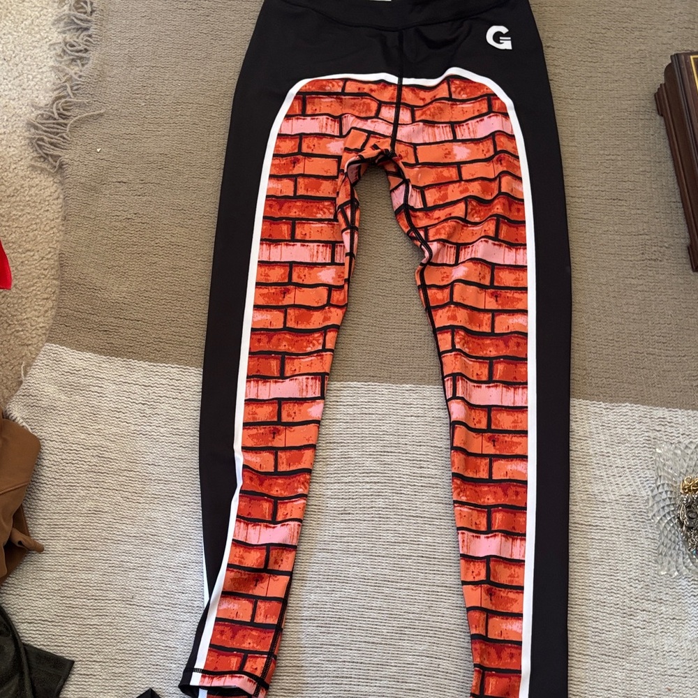 Graphic Brick House Pattern Leggings - Black and Red